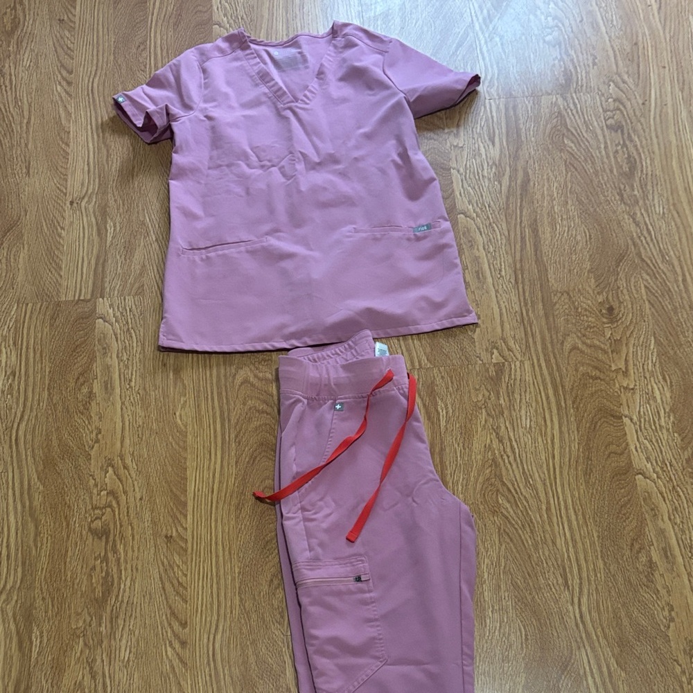 Figs Women's Scrub Set in Soft Pink